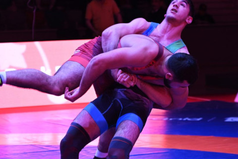 В чемпионате Азербайджана по борьбе U-20 определились финалисты первого дня - ФОТО