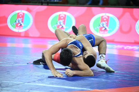 В чемпионате Азербайджана по борьбе U-20 определились финалисты первого дня - ФОТО
