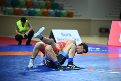 В чемпионате Азербайджана по борьбе U-20 определились финалисты первого дня - ФОТО