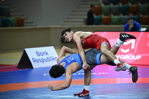 В чемпионате Азербайджана по борьбе U-20 определились финалисты первого дня - ФОТО