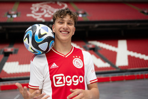 "Барселона" интересуется 20-летним нападающим "Аякса"