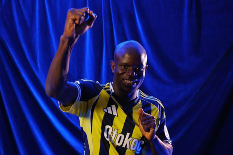 Milyonluq transferin ayaqqabıları gündəm oldu - FOTO