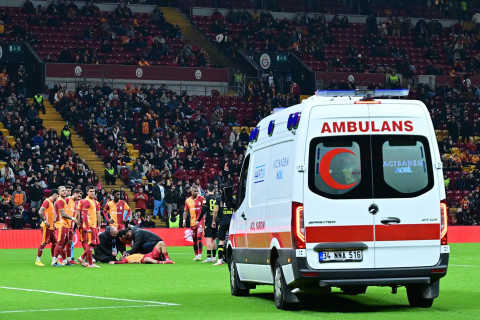 Полузащитник "Галатасарая" потерял сознание после столкновения в матче Кубка Турции - ФОТО