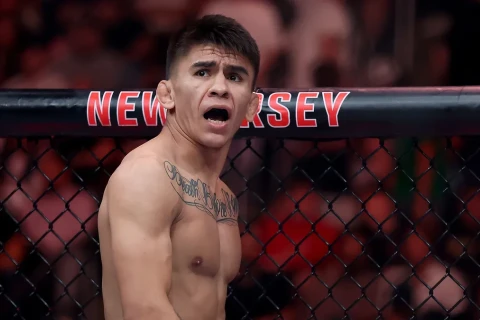 Баутиста "задушил" Оливейру в главном бою UFC Vegas 113