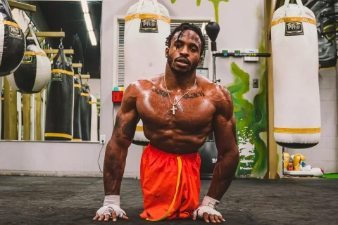 110 kiloqramlıq nəhəngə qarşı ayaqsız döyüşçü: Karate Kombatda inanılmaz qarşıdurma - VİDEO