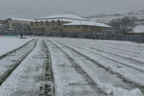Qurban Qurbanov Şamaxıda stadionda qar təmizlədi - YENİLƏNİB + FOTO/VİDEO