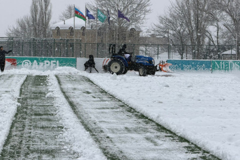 Qurban Qurbanov Şamaxıda stadionda qar təmizlədi - YENİLƏNİB + FOTO/VİDEO