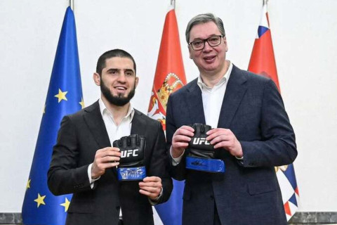 Махачев подарил президенту Сербии перчатки с чемпионского боя - ВИДЕО