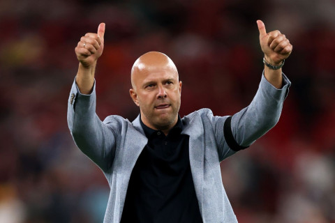 “Liverpul” rəhbərliyi Slot üçün mövsümün prioritet hədəflərini müəyyən edib