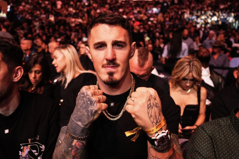 Aspinall, Qan ilə döyüşdən sonra gözlərinin necə göründüyünü göstərib