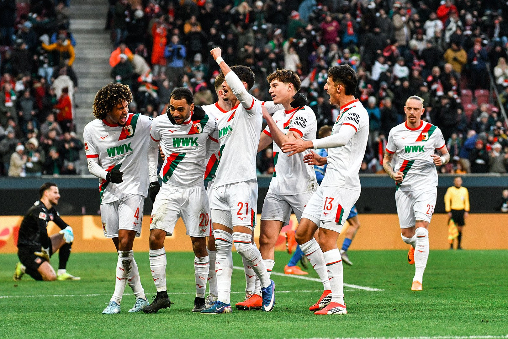 Bundesliqa:  “Auqsburq” autsayderi minimal hesabla məğlub etdi