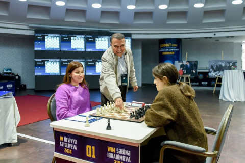 Favorit ilk addımı atdı – Şahmat çempionatında gərgin start - FOTO