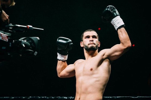 Азербайджанский боец выиграл дебютный поединок на турнире RCC Boxing Promotions - ВИДЕО