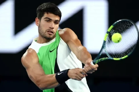 Алькарас вышел во второй круг турнира в Дохе