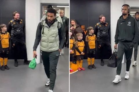 Chelsea players criticised after ignoring child mascots before Hull City cup tie - VIDEO