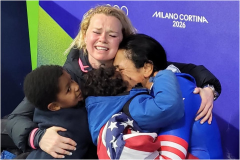 Qış Olimpiya Oyunlarında kövrək anlar: Qələbəni fiziki məhdudiyyətli övladı ilə bölüşdü - FOTO