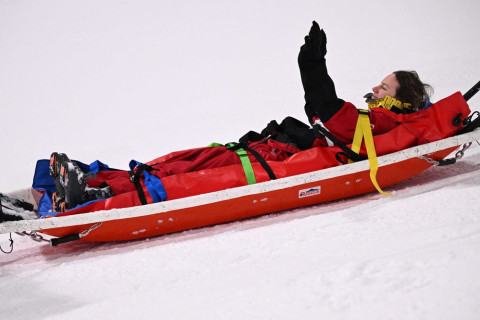 Канадскую фристайлистку Шарп эвакуировали после падения на Олимпиаде-2026