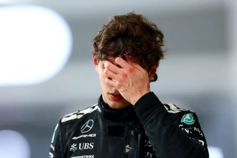 Сбой на тестах Формулы-1: болид "Мерседес" остановился и прервал сессию