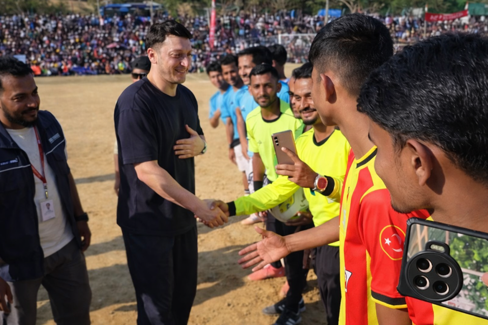 Mesut Özil Arakan qaçqın düşərgəsində futbol oynadı - VİDEO