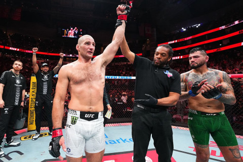 Стрикленд нокаутировал  Эрнандеса в главном бою UFC Fight Night 267 - ВИДЕО