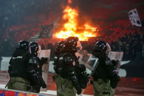 Болельщики подожгли трибуну на матче "Црвены Звезды" с "Партизаном - ФОТО