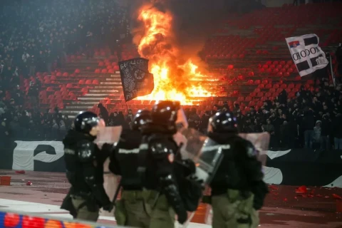 Болельщики подожгли трибуну на матче "Црвены Звезды" с "Партизаном - ФОТО