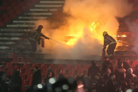 Болельщики подожгли трибуну на матче "Црвены Звезды" с "Партизаном - ФОТО