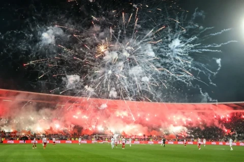 Болельщики подожгли трибуну на матче "Црвены Звезды" с "Партизаном - ФОТО