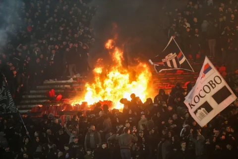 Болельщики подожгли трибуну на матче "Црвены Звезды" с "Партизаном - ФОТО