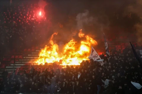 Болельщики подожгли трибуну на матче "Црвены Звезды" с "Партизаном - ФОТО
