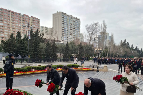 Руководство Министерства молодежи и спорта посетило памятник жертвам Ходжалинского геноцида