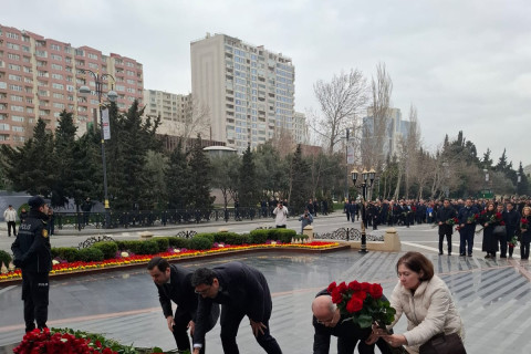 Руководство Министерства молодежи и спорта посетило памятник жертвам Ходжалинского геноцида