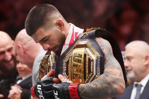 Непобежденный чемпион UFC выбрал между Месси и Роналду