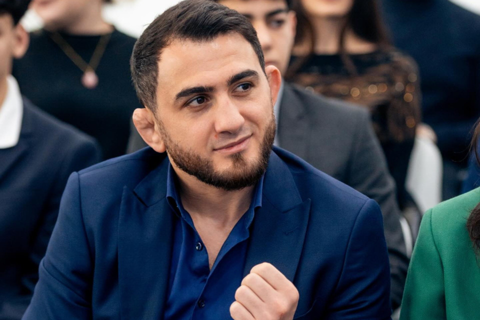 Olimpiya çempionu Hacı Əliyev şagirdlərlə görüşüb - VİDEO