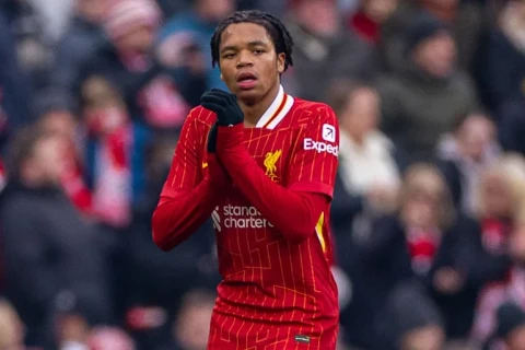 “Liverpul”un baş məşqçisi 17 yaşlı futbolçuya geniş imkanlar yaradacaq