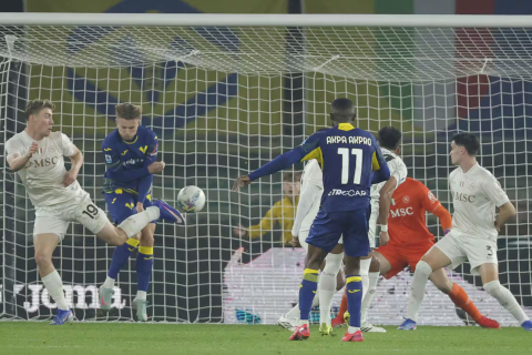 "Наполи" вырвал победу над "Вероной" благодаря голу в компенсированное время