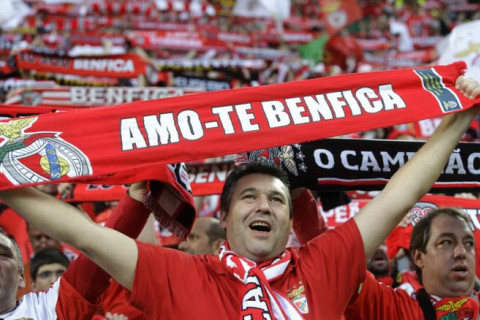 “Benfika” irqçi davranışlarına görə beş azarkeşin oyunlara qatılmasını qadağan edib