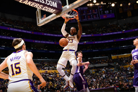 Леброн Джеймс и Остин Ривз организовали эффектный аллей-уп в разгромной победе "Лейкерс" над "Сакраменто"