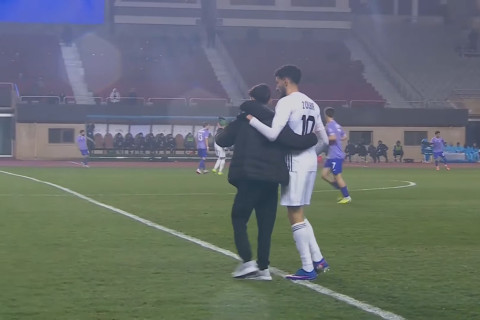 Фанат "Карабаха" сделал селфи с Зубиром во время матча - ВИДЕО