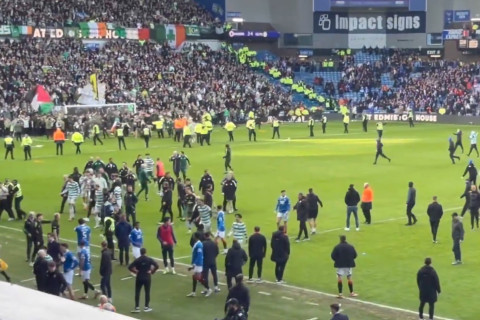 “Old Firm” derbisində xaos: Azarkeşlər meydançaya axışıb - VİDEO