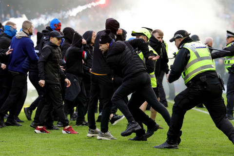 Болельщики "Селтика" и "Рейнджерс" устроили беспорядки на поле после матча Кубка Шотландии - ВИДЕО