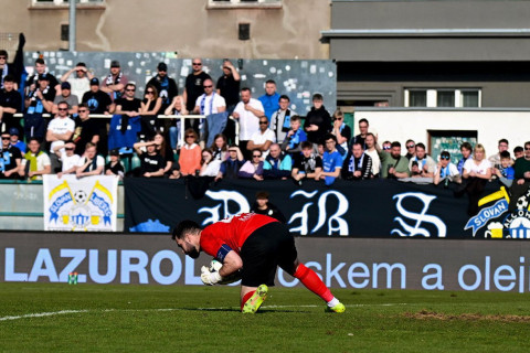 Çexiya futbolunda qeyri-adi hadisə: Tomaş Koubekin vurduğu top eyvana düşüb - VİDEO