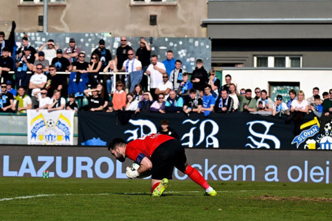 Unusual Moment in Czech Football: Tomáš Koubek’s Clearance Lands on a Balcony - VIDEO