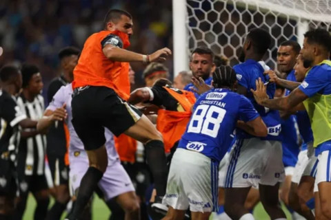 Халк извинился за массовую драку в матче с "Крузейро" - ОБНОВЛЕНО+ВИДЕО