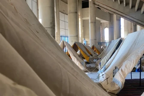 Beyrutda futbol stadionu qaçqın düşərgəsinə çevrilib - FOTO/VİDEO