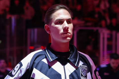 В России хоккейного арбитра пожизненно отстранили за непристойное поведение после матча