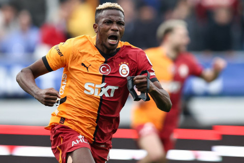 “Qalatasaray” azarkeşləri Osimhenə zibilxana motivli pankart həsr ediblər