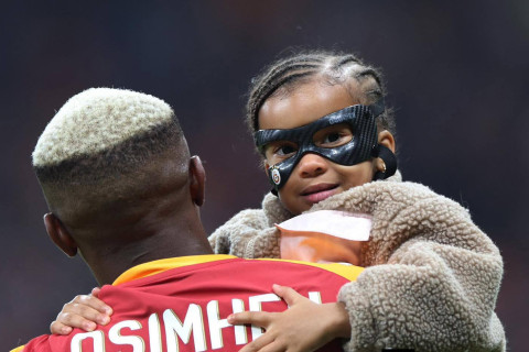 Osimhenin göz yaşları: “Qalatasaray” azarkeşlərindən duyğulu jest - VİDEO