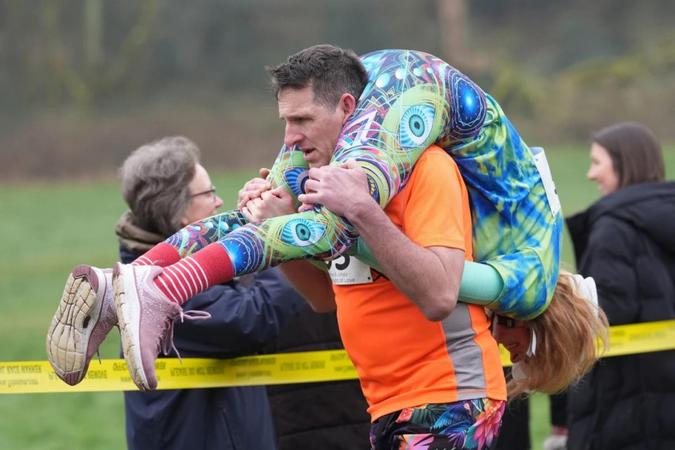 Qeyri-adi yarış: Həyat yoldaşını çiynində daşımaq lazımdır - VİDEO