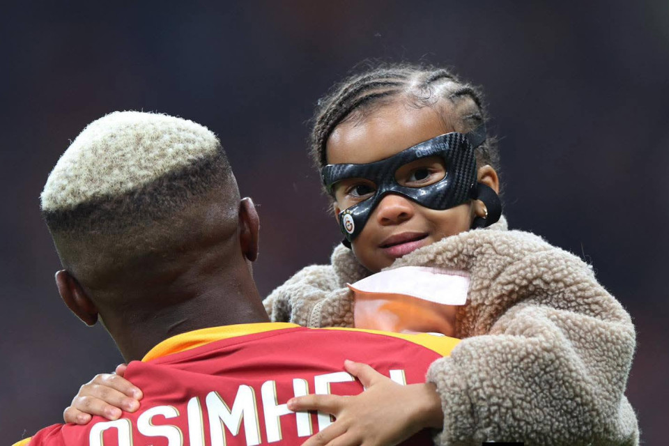 Osimhenin göz yaşları: “Qalatasaray” azarkeşlərindən duyğulu jest - VİDEO